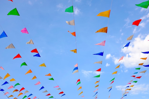 drapeaux de Bruant coloré contre un ciel bleu