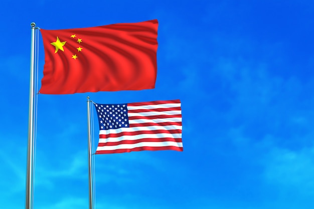 Drapeaux de Chine et des États-Unis (USA) sur le fond de ciel bleu