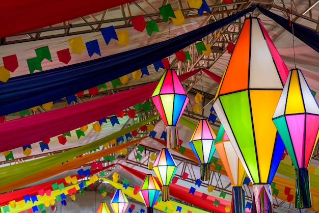 Drapeaux colorés et ballon décoratif pour la fête de Saint John dans le nord-est du Brésil