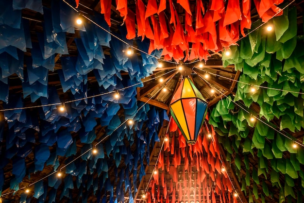 Drapeaux colorés et ballon décoratif pour la fête de Saint John dans le nord-est du Brésil