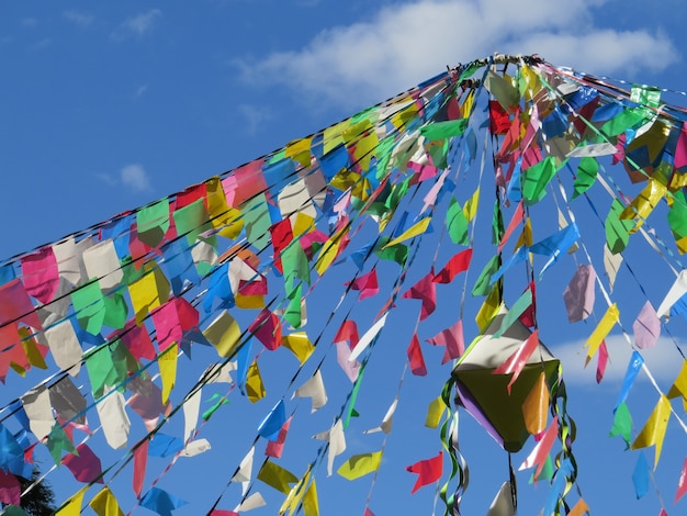 Drapeaux colorés dans le ciel bleu