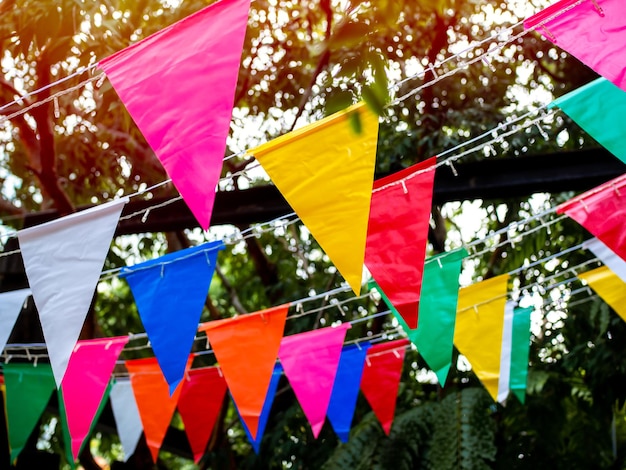 Drapeaux colorés du festival suspendus dans le xAgarden