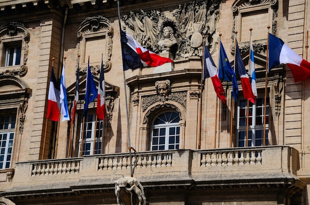 Drapeaux colorés sur maison à marseille