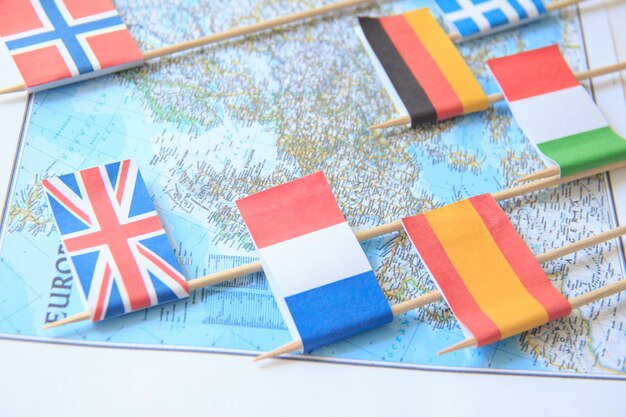 Drapeaux colorés des pays européens sur la carte