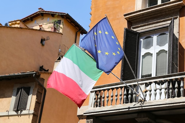 Drapeaux dans un bâtiment à Rome Italie