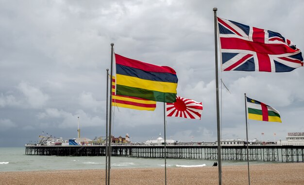 Drapeaux devant la jetée de Brighton