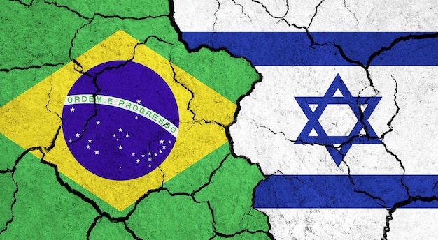 Photo drapeaux du brésil et d'israël sur le concept de relation politique de surface fissurée