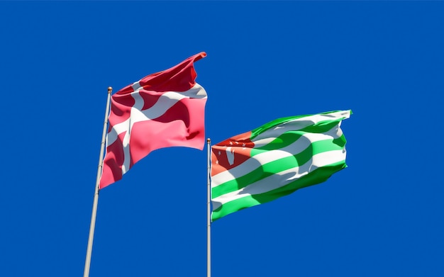 Drapeaux du Danemark et de l'Abkhazie