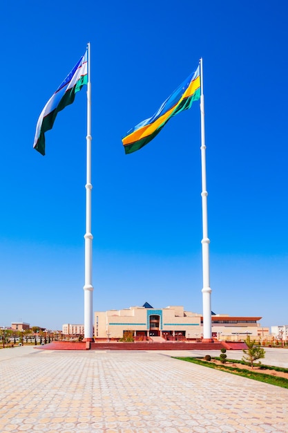 Drapeaux du Karakalpakstan et de l'Ouzbékistan à Noukous