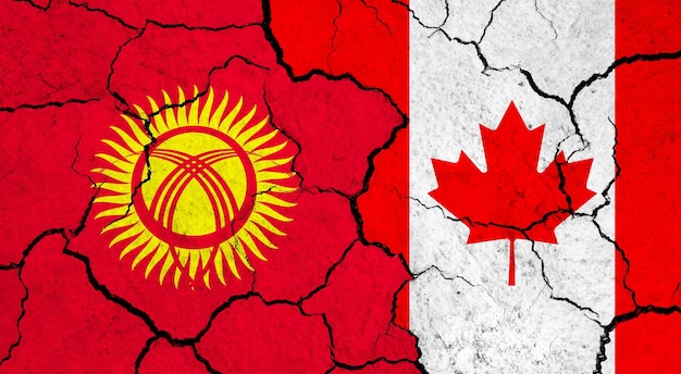 Drapeaux du Kirghizistan et du Canada sur le concept de relation politique de surface fissurée