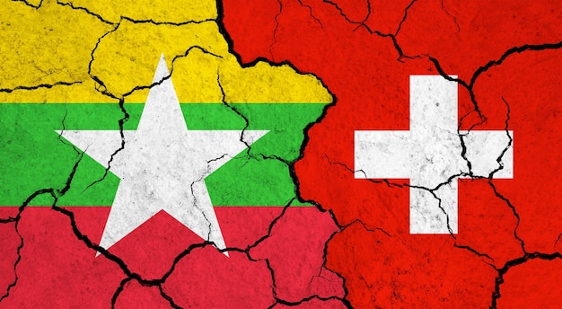 Drapeaux du Myanmar et de la Suisse sur le concept de relation politique de surface fissurée