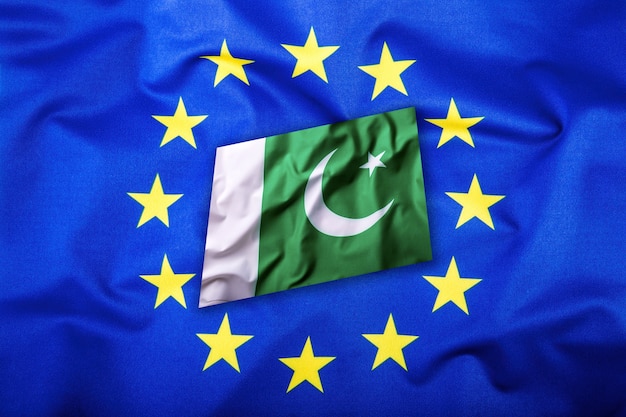 Drapeaux du Pakistan et de l'Union européenne. Drapeau du Pakistan et drapeau de l'UE. Drapeau à l'intérieur des étoiles. Concept de drapeau du monde.