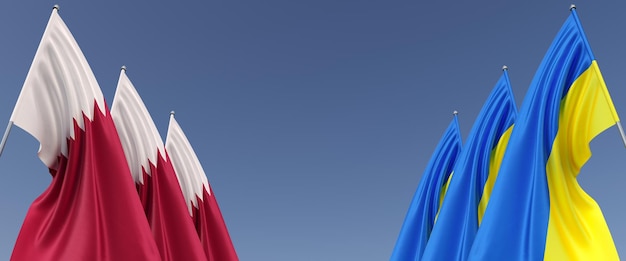 Drapeaux du Qatar et de l'Ukraine sur des mâts sur les côtés Drapeaux sur fond bleu Place pour le texte Ukraine libre indépendante Trois drapeaux qatariens Illustration 3D du Commonwealth