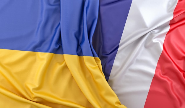 Drapeaux ébouriffés de l'Ukraine et de la France rendu 3D