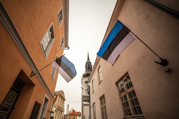 Photo drapeaux estoniens sur les murs des maisons de la vieille ville de tallinn estonie