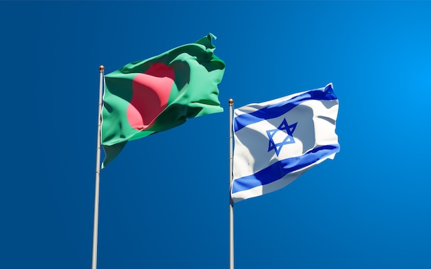 Drapeaux d'état d'Israël et du Bangladesh ensemble sur fond de ciel