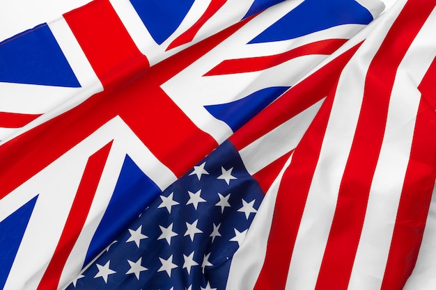 Photo drapeaux des états-unis et drapeau britannique union jack agitant ensemble
