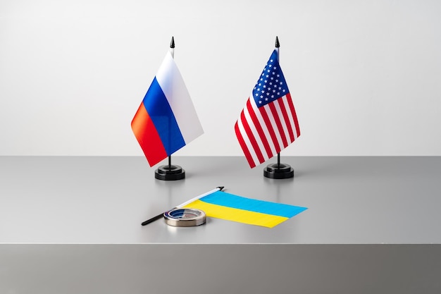 Drapeaux des états-unis russie ukraine sur fond gris