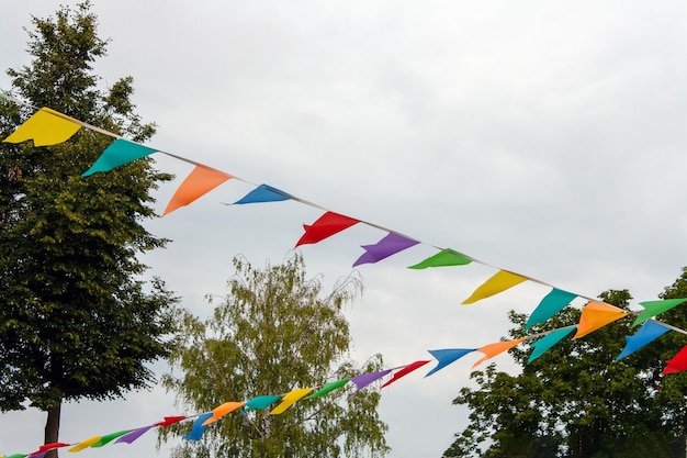 Drapeaux festifs colorés accrochés à la mise au point sélective de la rue