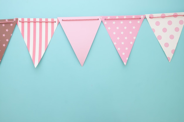 Drapeaux De Fête De Couleur Pastel Sur Fond Bleu