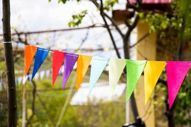 Drapeaux de fête dans la cour