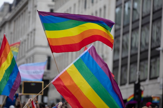 Drapeaux de la fierté gay arc-en-ciel lors d'un défilé de solidarité de la fierté gay lgbt