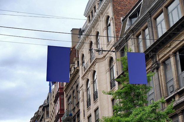 Drapeaux de fierté lumineux sur la rue de la ville