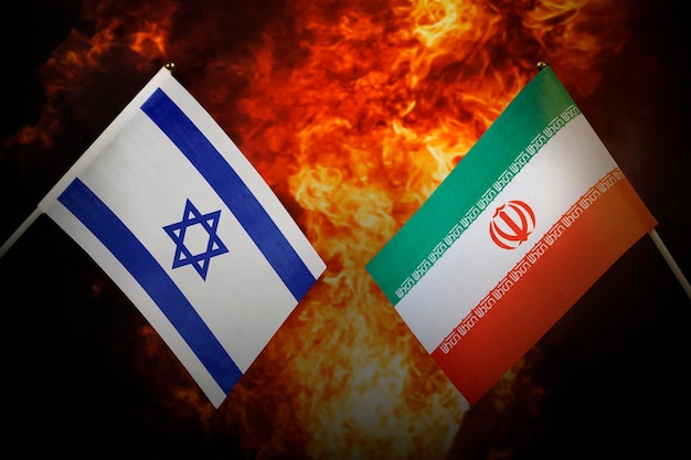 Photo drapeaux de l'iran et d'israël d'amérique sur fond d'explosion de feu le concept d'inimitié et de guerre entre les pays relations politiques tendues