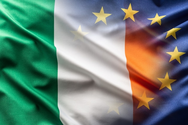 Drapeaux de l'Irlande et de l'UE dans le vent.