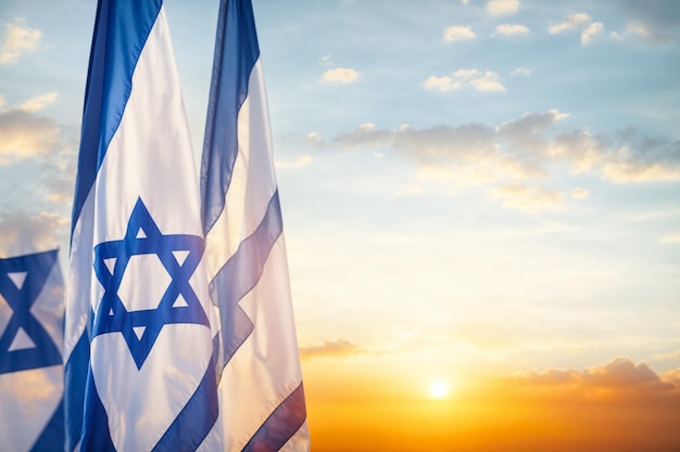 Drapeaux d'Israël avec une étoile de David sur fond de ciel nuageux sur la bannière du coucher du soleil avec place pour le texte