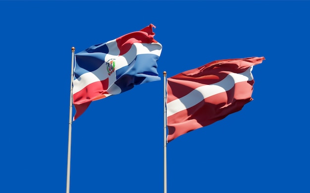 Drapeaux de la Lettonie et de la République dominicaine.