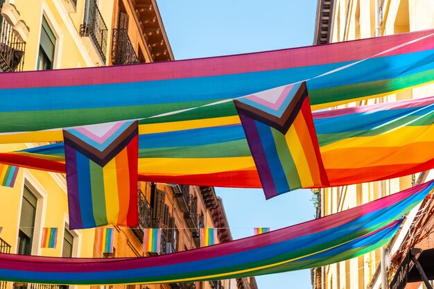 Drapeaux LGBT dans les rues et les balcons lors de la fête de la fierté à Madrid