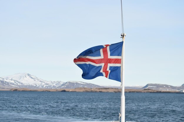 Des drapeaux sur la mer contre un ciel clair