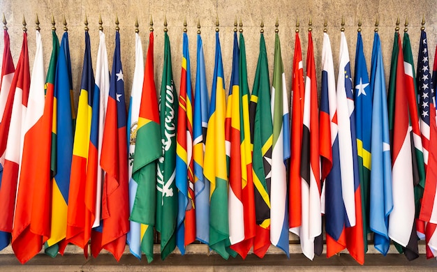 Photo des drapeaux multicolores accrochés au mur.