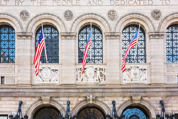 Drapeaux nationaux sur le bâtiment de la bibliothèque publique de la ville de Boston