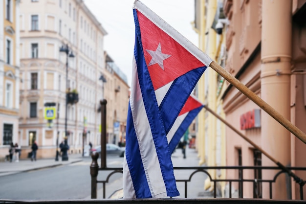 Photo drapeaux nationaux de cuba sur la rue de la ville pendant la journée