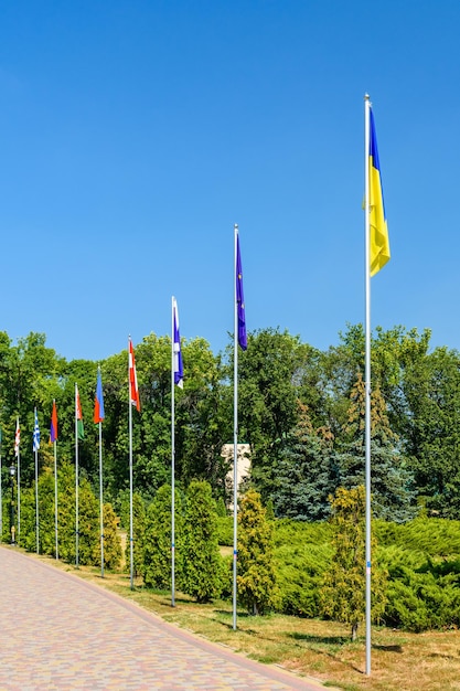 Drapeaux nationaux des différents pays dans le parc de la ville de Myrhorod Ukraine