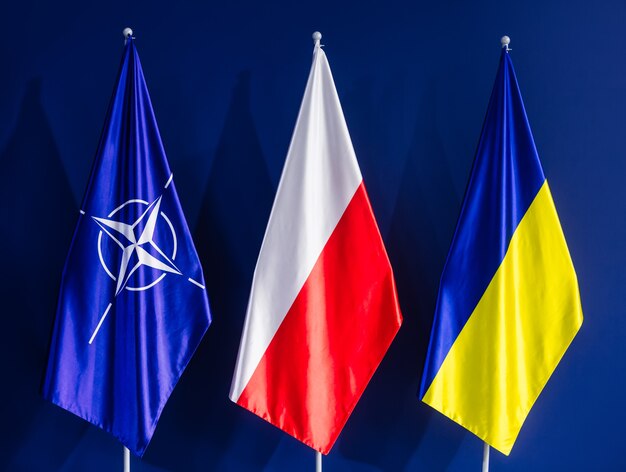 Drapeaux de l'OTAN, de la Pologne et de l'Ukraine au sommet de l'OTAN à Varsovie