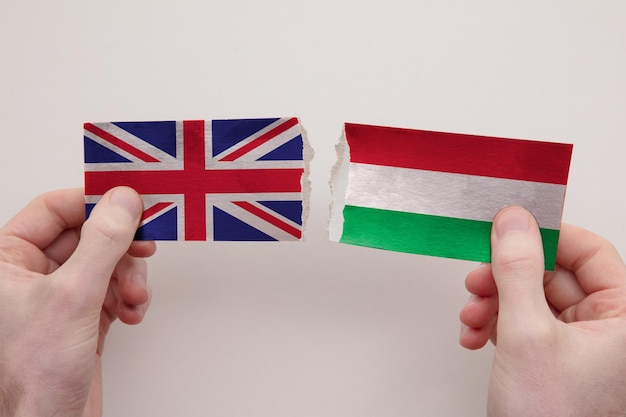 Drapeaux en papier du Royaume-Uni et de la Hongrie déchirés concept de relation politique