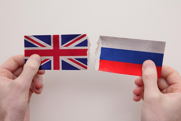 Drapeaux en papier du royaume-uni et de la russie déchirés concept de relation politique