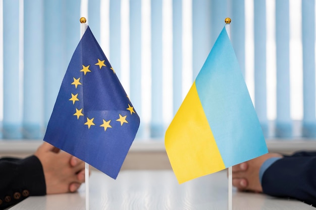 Drapeaux politiques de l'Ukraine et de l'Union européenne concept de négociation collaboration et coopération des pays accord entre les gouvernements adhésion de l'Ukraine à l'Union européenne