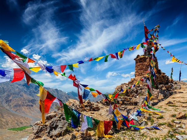 Drapeaux de prière bouddhistes en Himalaya