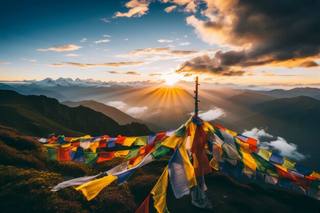 Des drapeaux de prière colorés flottant dans la brise de l'Himalaya