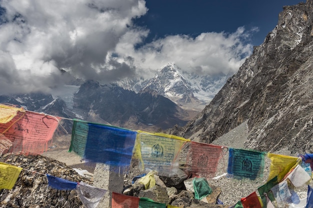 Drapeaux de prière colorés avec des sutras bouddhistes agitant dans le vent sur le col de montagne Népal Himalaya