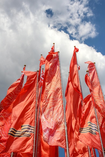 Drapeaux rouges alignés avec le mot " le mot " en bas. "