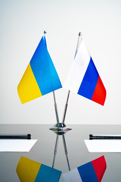 Drapeaux de la Russie et de l'Ukraine sur la table des négociations