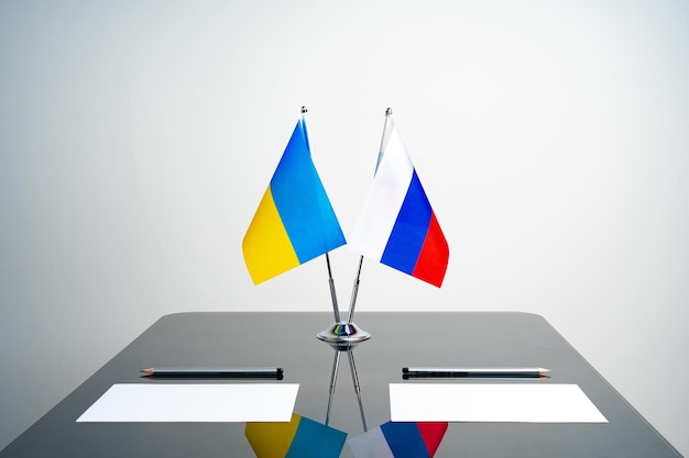 Les drapeaux de la Russie et de l'Ukraine sur la table des négociations