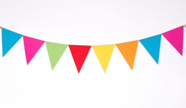 Photo drapeaux suspendus colorés en papier, éléments de décoration pour fête, festival, célébrer un événement