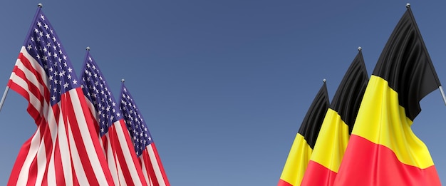 Drapeaux des États-Unis et de la Belgique sur des mâts sur les côtés Six drapeaux sur fond bleu Place pour le texte États-Unis d'Amérique Bruxelles illustration 3D