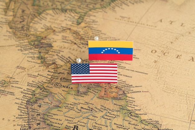 Drapeaux des États-Unis et du Venezuela sur la carte du monde. Photo conceptuelle, politique et ordre mondial